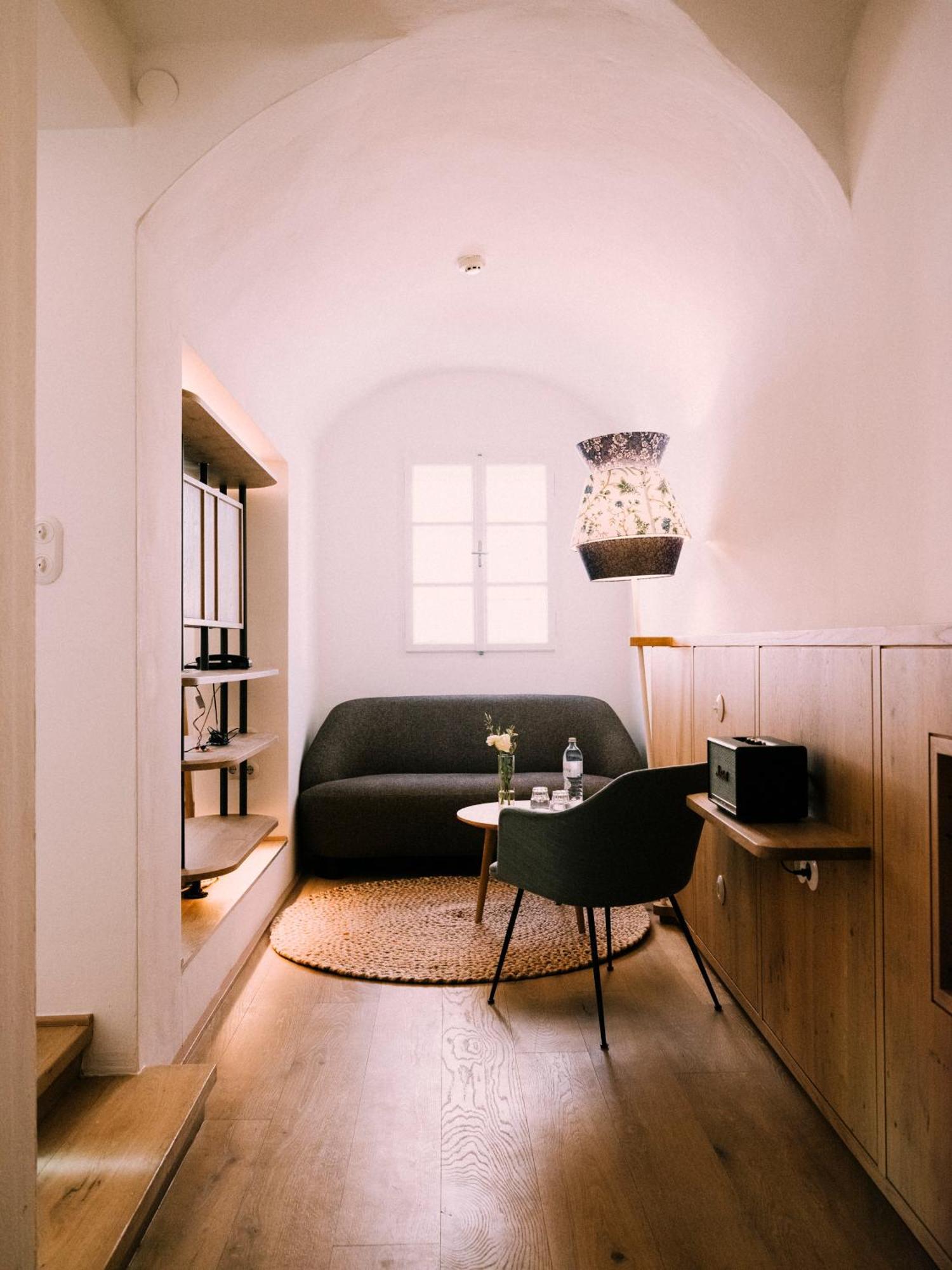 Large Double Room,1559627677:JPEG