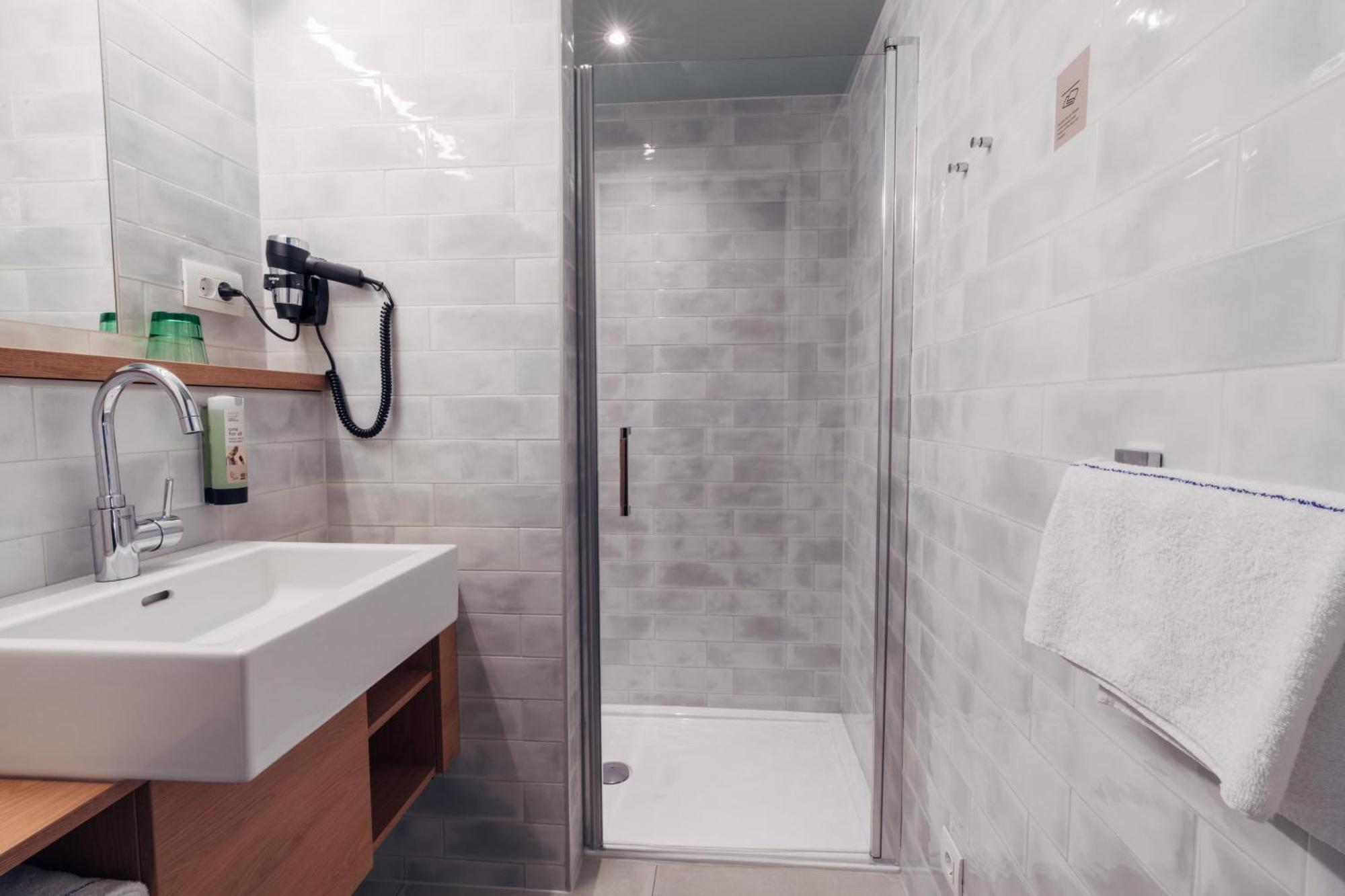 Standard Double or Twin Room,1743221716:JPEG